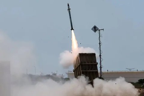 Sistem pertahanan udara Iron Dome Israel meluncurkan rudal untuk mencegat roket yang ditembakkan [Jack Guez/AFP).