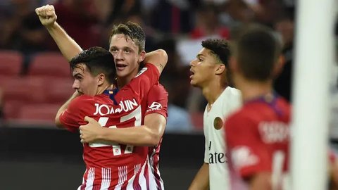 Pemain Atletico Madrid, Borja Garces, melakukan selebrasi usai membobol gawang Paris Saint-Germain (PSG) pada laga ICC 2018 di Stadion Nasional Singapura, Senin (30/7/2018). PSG menang 3-2