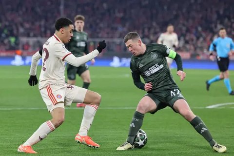 Gelandang Bayern Munich asal Jerman Jamal Musiala dan gelandang Celtic asal Skotlandia Callum McGregor berebut bola selama pertandingan play-off babak sistem gugur Liga Champions UEFA kedua