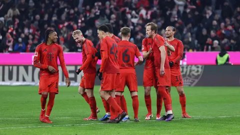 Pemain depan Bayern Munchen asal Inggris #09, Harry Kane (kedua dari kanan), merayakan gol bersama rekan satu timnya setelah tendangan bebas yang menghasilkan gol 3-0 di akhir pertandingan