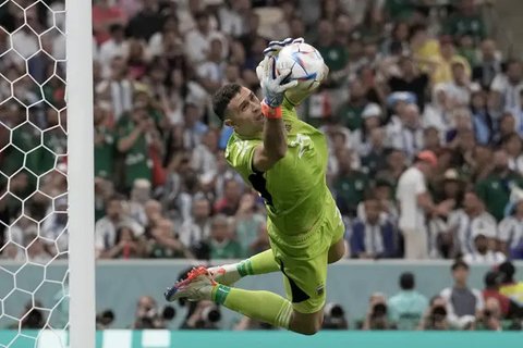 Kiper Timnas Argentina, Emiliano Martinez, tampil gemilang saat menghadapi Meksiko di Piala Dunia 2022. (AP Photo/Moises Castillo)