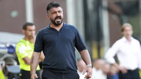 Pelatih Napoli, Gennaro Gattuso, memperhatikan pemainnya saat menghadapi Genoa pada laga lanjutan Seria A di Stadion Comunale Luigi Ferraris, Kamis (9/7/2020) dini hari WIB. Napoli menang