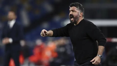 Manajer tim Napoli, Gennaro Gattuso memberi instruksi kepada timnya saat menghadapi Parma dalam laga lanjutan Liga Italia 2020/21 pekan ke-20 di Diego Armando Maradona Stadium, Minggu