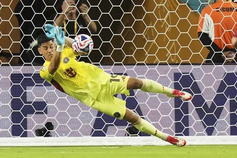 Kiper Inter Miami Oscar Ustari menggagalkan tendangan penalti dalam pertandingan Grup A Piala Dunia Antarklub melawan Al Ahly di Miami, Florida, Minggu, 15 Juni 2025. (AP Photo/Lynne