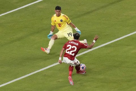 Kiper Inter Miami Oscar Ustari menggagalkan peluang pemain Al Ahly Emam Ashour dalam laga Grup A Piala Dunia Antarklub di Miami, Florida, Minggu, 15 Juni 2025. (AP Photo/John Raoux)