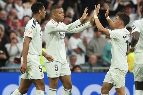 Kylian Mbappe berhasil mengukir brace saat Real Madrid menang 3-2 atas Celta Vigo pada laga pekan ke-34 La Liga di Santiago Bernabeu, Minggu (4/5/2025) malam WIB. (AFP/Pierre-Philippe