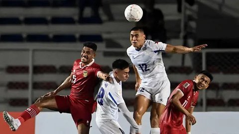 Pemain Timnas Indonesia, Ricky Kambuaya (kiri) berebut bola diudara dengan pemain Filipina, Amani Santos Aguinaldo dalam laga pamungkas Grup A Piala AFF 2022 yang berlangsung di Stadion