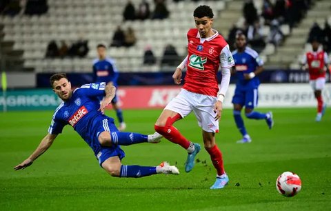 Striker Reims Hugo Ekitike (kanan) sedang diincar MU (AFP)