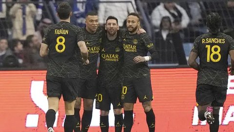Pemain Paris Saint-Germain (PSG), Lionel Messi melakukan selebrasi usai mencetak gol ke gawang Riyadh All-Star pada laga persahabatan di Stadion Raja Fahd pada Jumat (20/1/2023). Messi