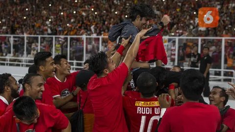 Pelatih Persija Jakarta, Stefano Cugurra Teco, digendong setelah meraih gelar juara Piala Presiden di SUGBK, Jakarta, Sabtu (17/2/2018). Persija menang 3-0 atas Bali United