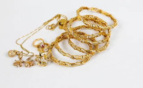 Ilustrasi perhiasan emas. (Photo by Syed F Hashemi on Unsplash)