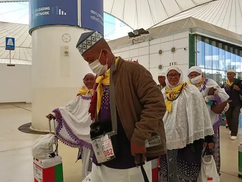 Jemaah haji Indonesia memakai masker saat tiba di Bandara Internasional King Abdulaziz Jeddah, Minggu, 15 Juni 2025, menunggu penerbangan pulang ke Indonesia. (dok. Liputan6.com/Dinny