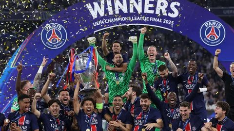 Kapten tim Paris Saint-Germain (PSG) asal Brasil, Marquinhos mengangkat trofi bersama rekan setimnya saat merayakan kemenangan pada laga final Liga Champions 2024/2025 melawan Inter Milan di