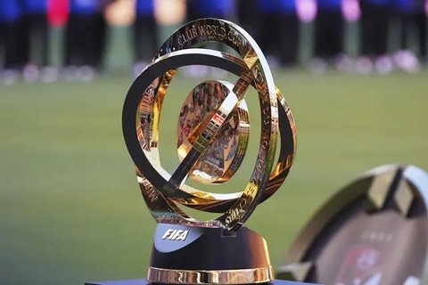 Trofi Club World Cup terlihat di pinggir lapangan selama laga Grup A antara Al Ahly dan Inter Miami di Miami, Florida (AP Photo/Lynne Sladky)