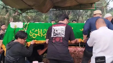 Jenazah Gustiwiw dimakamkan di TPU Jati Sari, Bekasi, Jawa Barat, Minggu (15/6/2025). Iring-iringan jenazah tiba di permakaman sekitar pukul 17.14 WIB. (Foto: M. Altaf Jauhar)