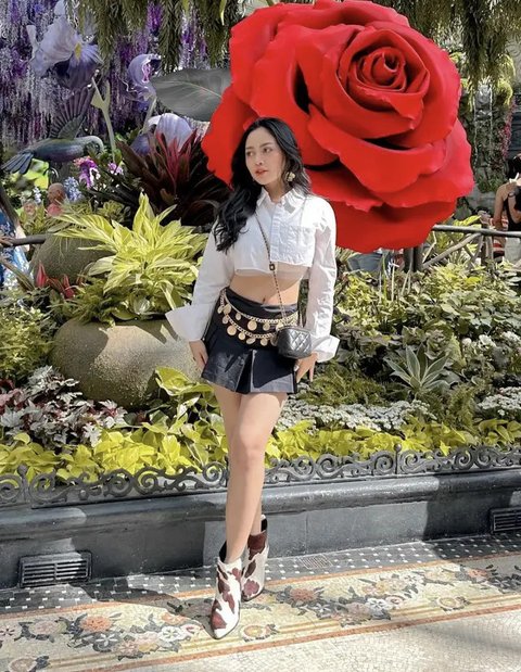 Kali ini, Rachel Vennya kembali pamer perut ratanya dengan kemeja crop dan midi dress. Aksen ikat pinggang rantai dan boots semakin membuat gayanya mencuri perhatian. [Foto: Instagram