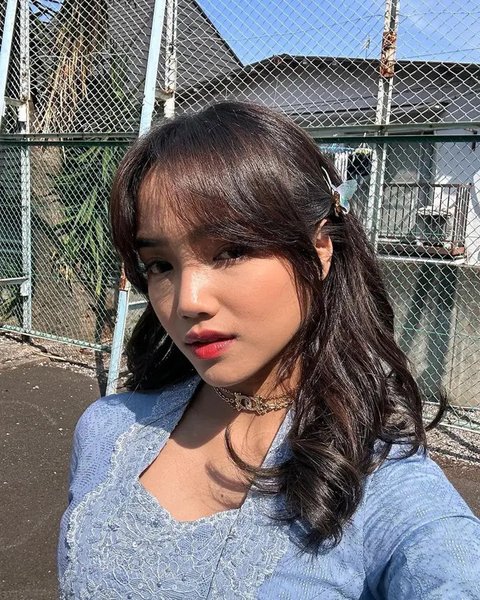 Bosan dengan sanggul? Cukup sematkan jepitan kupu-kupu di kedua sisi kepala kamu. Kemudian styling rambut dengan menggunakan curling iron. [@fuji_an]