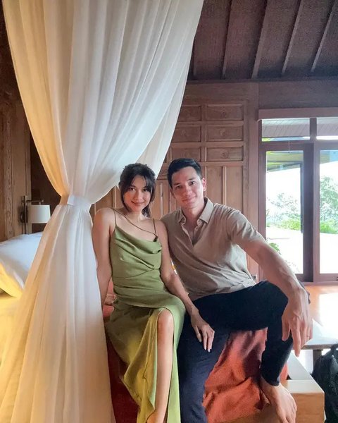 Nana tampil chic dengan slip dress warna hijau yang anggun dan seksi. Dan Andrew bergaya resort dengan kemeja warna cokelat plus celana panjang hitam. [@nanamirdad_]