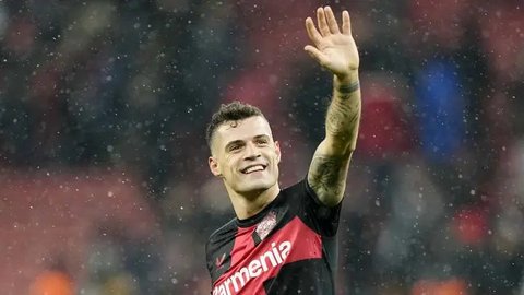 Gelandang veteran ini sukses membuktikan dirinya belum habis setelah jasanya tak diperlukan Arsenal lagi. Kemampuan memimpin dan juga keuletan di lapangan tengah membuat Granit Xhaka
