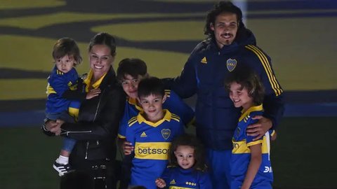 Bintang Uruguay, Edinson Cavani (kedua kanan) bersama istri dan anaknya saat dikenalkan sebagai pemain baru Boca Juniors di Stadion La Bombonera, Argentina, Senin (31/07/2023) waktu