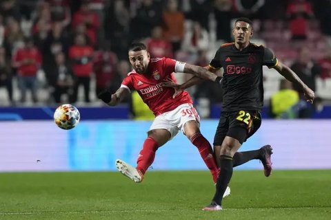 Bek Benfica, Nicolas Otamendi (kiri) berusaha mengumpan bola dari kawalan penyerang Ajax, Sebastien Haller pada pertandingan leg pertama babak 16 Liga Champions di Stadion Da Luz, Lisbon