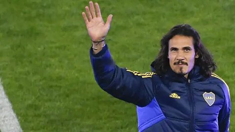 Bintang Uruguay, Edinson Cavani melambaikan tangan ke penonton saat perkenalannnya sebagai pemain baru Boca Juniors di Stadion La Bombonera, Argentina, Senin (31/07/2023) waktu setempat. (AP