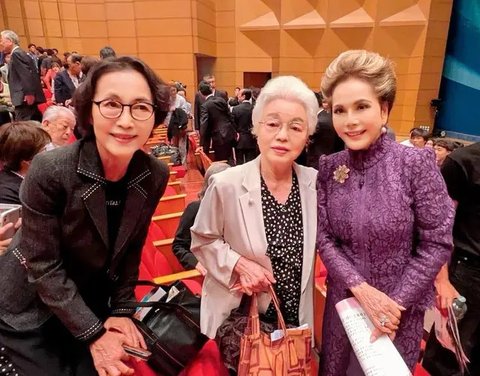 8 Dress Brokat Ala Dewi Soekarno, Pancarkan Gaya Elegan Klasik yang Memesona di Usia 85 Tahun