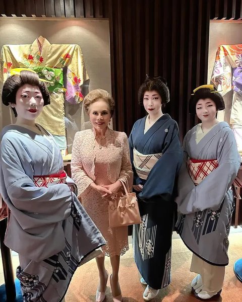 8 Dress Brokat Ala Dewi Soekarno, Pancarkan Gaya Elegan Klasik yang Memesona di Usia 85 Tahun