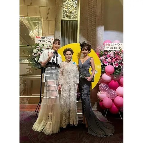 8 Dress Brokat Ala Dewi Soekarno, Pancarkan Gaya Elegan Klasik yang Memesona di Usia 85 Tahun