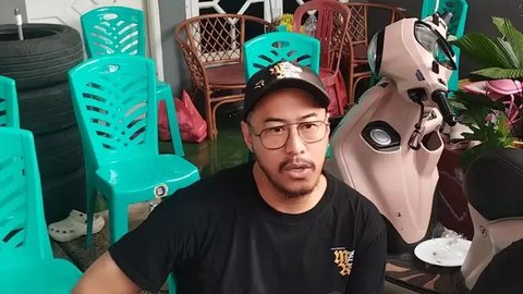 Pandji Pragiwaksono datang ke rumah duka untuk memberi penghormatan terakhir kepada almarhum Gustiwiw. Ia dengar kabar duka justru dari medsos. (Foto: M. Altaf Jauhar)