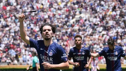 Pemain PSG, Vitinha, melakukan selebrasi setelah mencetak gol ke gawang Atletico Madrid dalam laga pembuka Grup B Piala Dunia Antarklub 2025 di Stadion Rose Bowl, Pasadena, Senin (16/6/2025