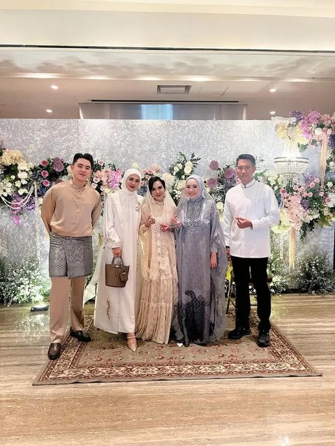 Potret tamu artis di pernikahan anak Nunu Datau. (sumber: Instagram/julianamoechtar)