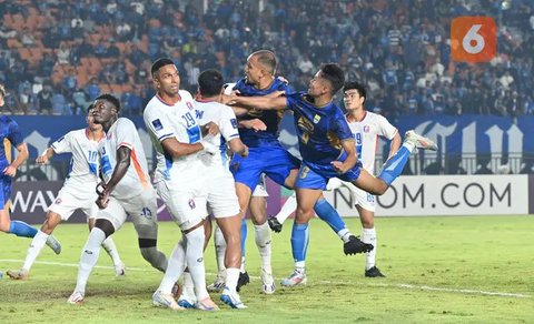 Duel udara terjadi di kotak penalti saat Persib Bandung menghadapi Port FC ada laga perdana Grup F AFC Champions League 2 (ACL 2) di Stadion Si Jalak Harupat, Soreang, Kabupaten Bandung