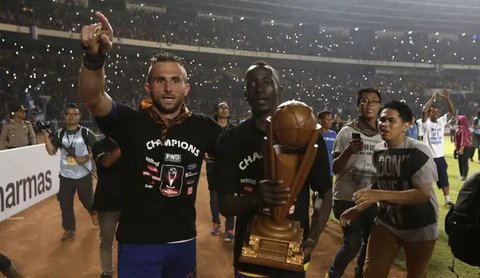 Pemain Persib, Ilija Spasojevic (kiri) dan Makan Kanote, merayakan gelar juara Piala Presiden 2015 di Stadion Utama Gelora Bung Karno, Jakarta, Minggu (18/10/2015). (Bola.com/Vitalis Yogi
