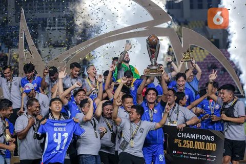 Sejumlah pemain dan ofisial Arema FC merayakan gelar juara Piala Presiden 2024 setelah mengalahkan Borneo FC melalui babak adu penalti 5-4 (1-1) pada laga final yang berlangsung di Stadion