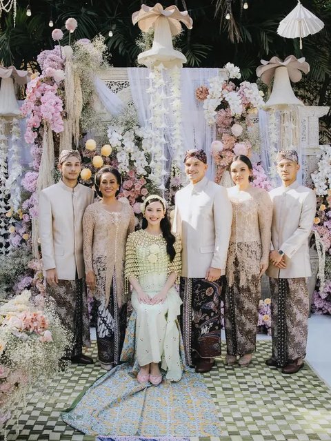 Penampilan keluarga Alyssa Daguise di momen pengajian dan siraman. (sumber: Instagram/alyssadaguise)