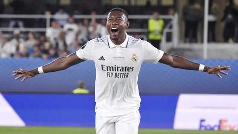 Pemain Real Madrid, David Alaba, melakukan selebrasi setelah mencetak gol ke gawang Eintracht Frankfurt pada Laga UEFA Super Cup, di Helsinki, (10/8/2022). Mantan pemain Bayern Munchen itu