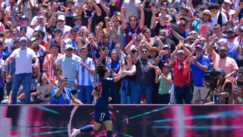 Pemain PSG, Vitinha, melakukan selebrasi setelah mencetak gol ke gawang Atletico Madrid dalam laga pembuka Grup B Piala Dunia Antarklub 2025 di Stadion Rose Bowl, Pasadena, Senin (16/6/2025) dini hari WIB. (AP Photo/Mark J. Terrill)