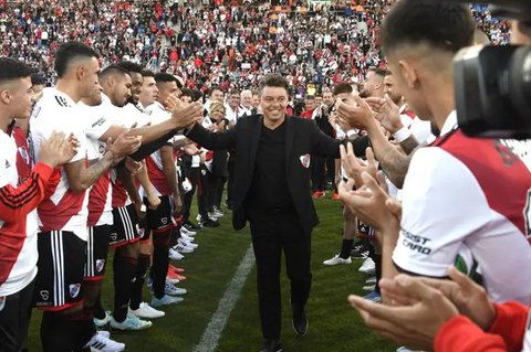 Para pemain River Plate menyapa pelatih mereka, Marcelo Gallardo dari Argentina, setelah pertandingan terakhirnya sebagai juru taktik River Plate melawan Real Betis di Stadion Malvinas