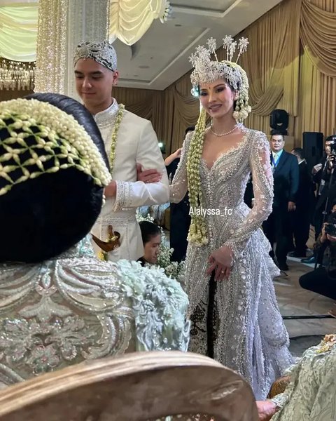 Alyssa Daguise Pakai Kebaya Sunda di Akad Nikah (Sumber: IG/alalyssa_fc)