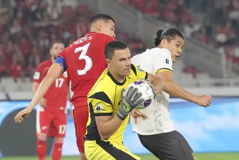 KiperTimnas Indonesia,Emil Audero (tengah), mengamankan boladaripemain China dalam laga Kualifikasi Piala Dunia 2026 zona Asia di Stadion Utama Gelora Bung Karno (SUGBK) Senayan