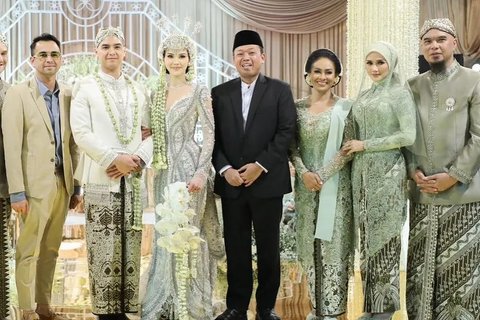 <p>Mulan Jameela tampil cantik berhijab saat mendampingi Ahmad Dhani di acar akad nikah anak sambungnya, Al Ghazali.&nbsp;</p>