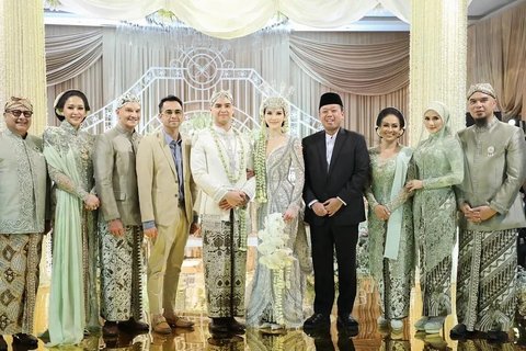 <p>Berikan senyuman tipis, Mulan mengenakan kebaya warna hijau sage yang lembut lengkap dengan kain batik yang senada.&nbsp;</p>