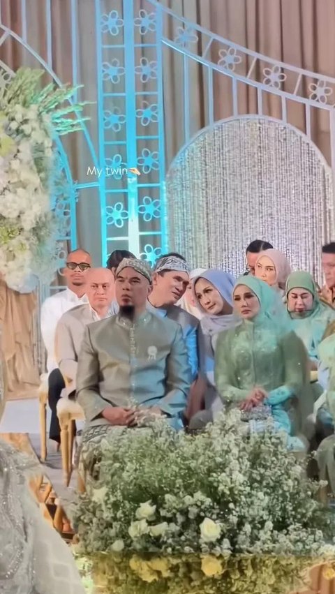 <p>Duduk di samping Ahmad Dhani&nbsp;di barisan keluarga, wajah Mulan Jamelaa tampak serius setelah prosesi akad nikah.&nbsp;</p>