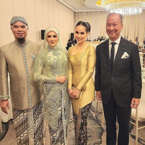 <p>Detail payet halus pada kebaya yang dikenakan Mulan juga menciptakan tampilan yang sopan dan feminin.&nbsp;</p>