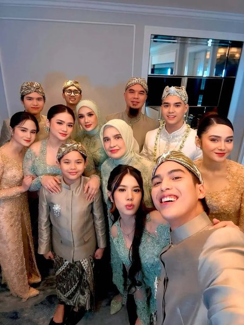 <p>Berfoto keluarga sebelum mengantar Al Ghazali akad nikah, Mulan terlihat cantik dengan makeup glamor.&nbsp;</p>