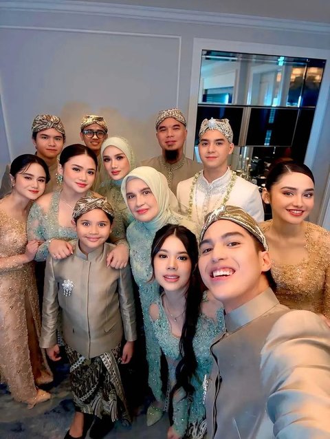 <p>Berikan senyum manis, anak perempuan Mulan Jameela dengan Ahmad Dhani, Safeea, juga tak kalah cantiknya.&nbsp;</p>