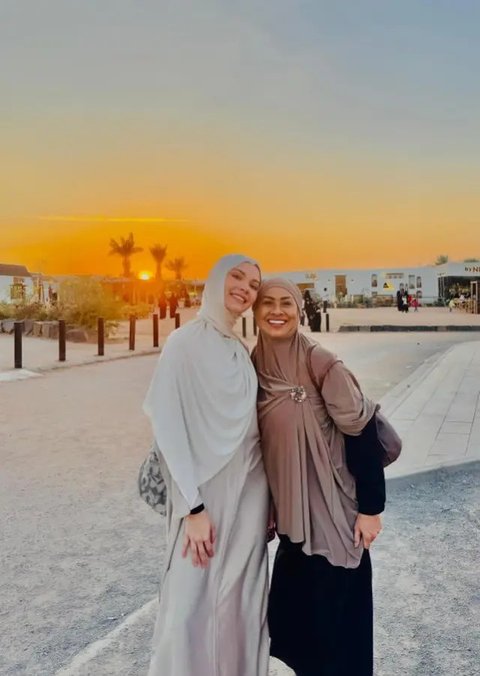 Inspirasi Model Gamis Risa Dewi, Ibunda Alyssa Daguise/Instagram/@risa_dewi