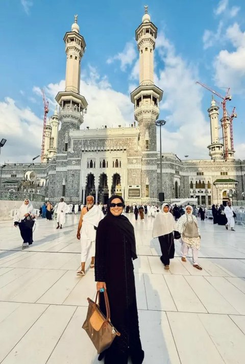 Inspirasi Model Gamis Risa Dewi, Ibunda Alyssa Daguise/Instagram/@risa_dewi