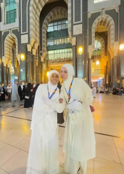 Inspirasi Model Gamis Risa Dewi, Ibunda Alyssa Daguise/Instagram/@risa_dewi